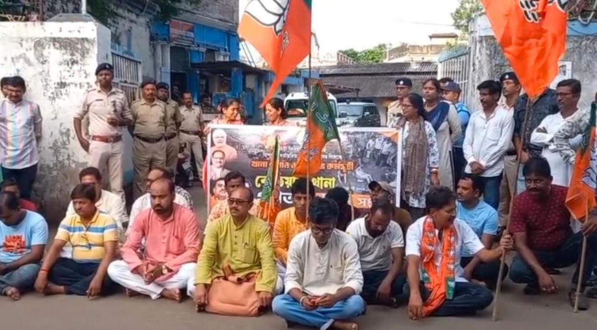 রাজ্যের মন্ত্রী ফিরহাদ হাকিমের সাম্প্রদায়িক মন্তব্যের প্রতিবাদ থানা ঘেরাও ও বিক্ষোভ কর্মসূচি!