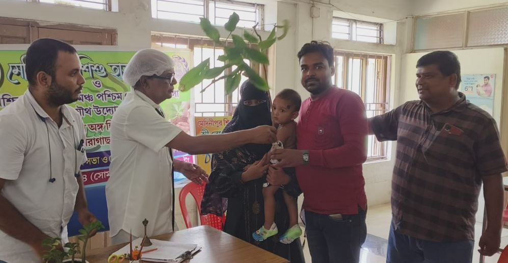 মেদিনীপুর শিশু হাসপাতালে এবং চুয়াডাঙ্গা উচ্চ মাধ্যমিক বিদ্যালয়ে ও শতাধিক চারাগাছ বিতরণ