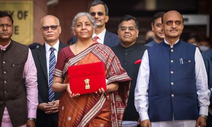 প্রথম পূর্ণাঙ্গ বাজেট মঙ্গলবার পেশ করতে চলেছেন কেন্দ্রীয় অর্থমন্ত্রী নির্মলা সীতারামন!