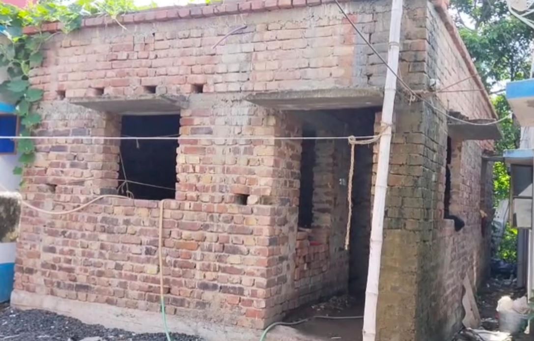অ্যাকাউন্টে ঢুকল হাউস ফর অলের টাকা কিন্তু  টাকা তুলে নিয়েছে  কন্ট্রাক্টরা!