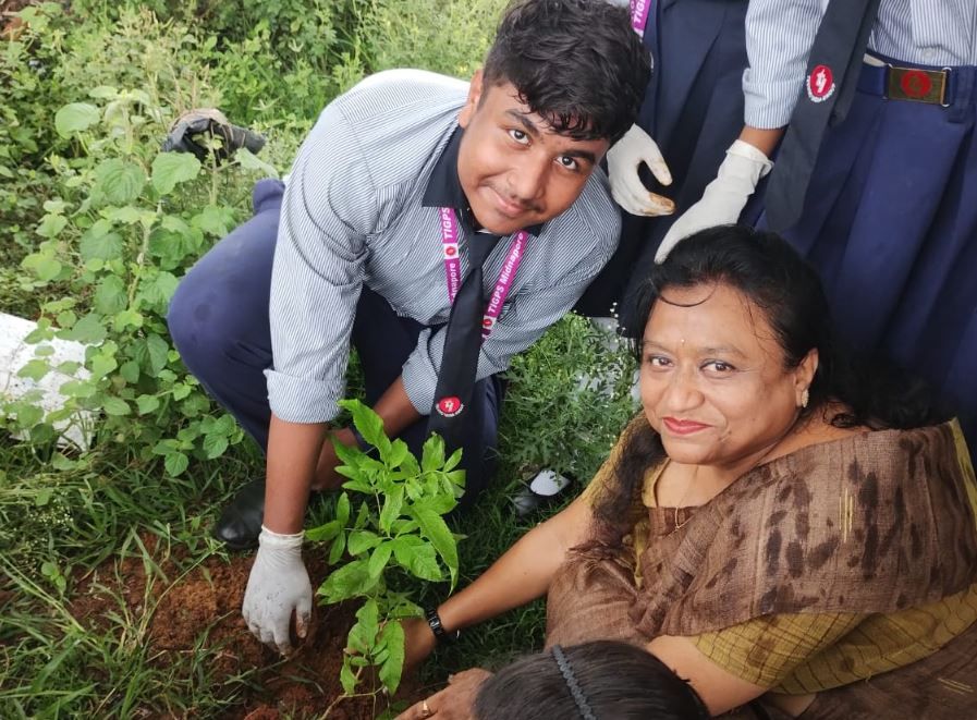 মেদিনীপুর টেকনো ইন্ডিয়া স্কুলের উদ্যোগে চারাগাছ রোপণ কর্মসূচি!