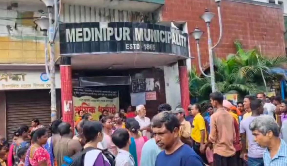 বেতন বৃদ্ধির দাবিতে মেদিনীপুর পৌরসভার গেট আটকে বিক্ষোভ ও ধর্মঘট!