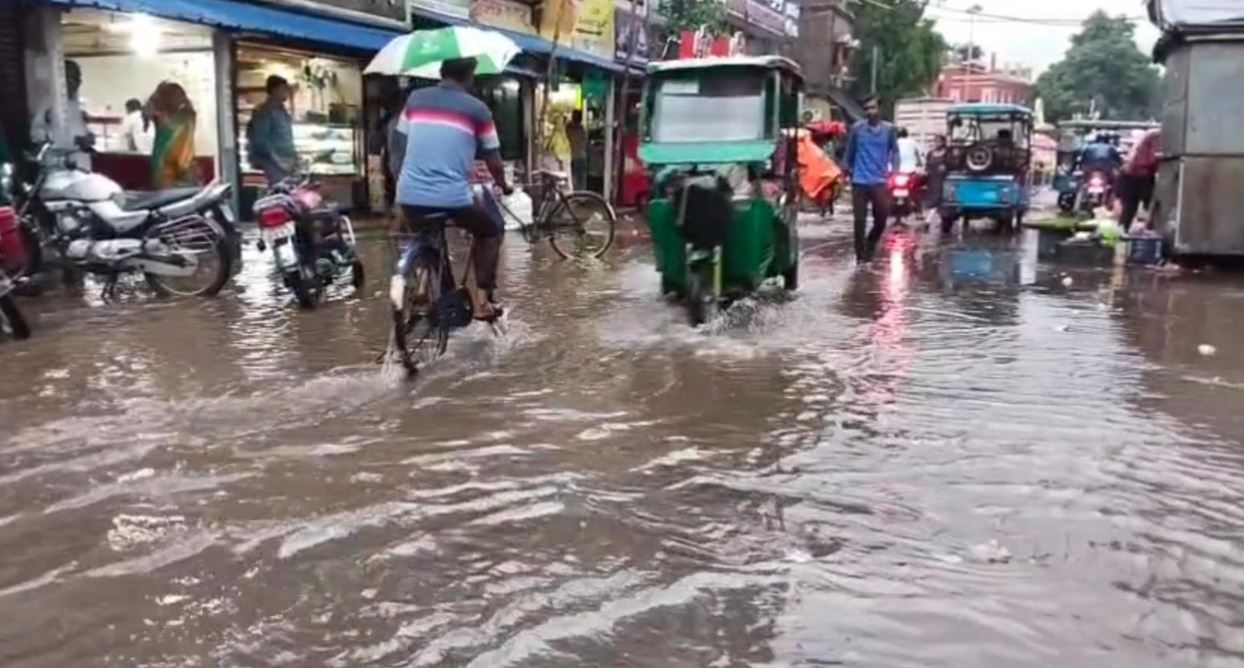 শুক্রবার বিকেলে এক ঘন্টা টানা বৃষ্টিতে মেদিনীপুর শহরের রাস্তা জলমগ্ন!