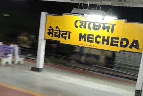 মেচেদা স্টেশনে রাত হতেই অচেনা ব্যক্তি এক ছাত্রীর হাত ঘরে টানাটানি!