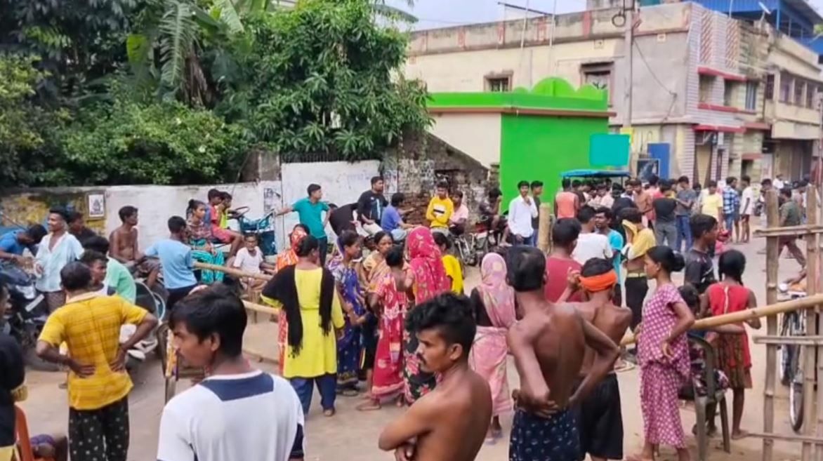 মেদিনীপুর শহরে বাড়ি তৈরী করাকে কেন্দ্র করে উত্তেজনা!