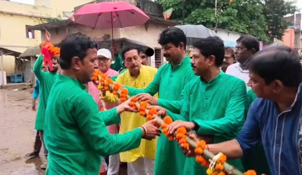 মেদিনীপুর শহরের ৮ নম্বর ওয়ার্ডের রাজাবাজার সার্বজনীন দুর্গোৎসব কমিটির খুঁটি পুজো!