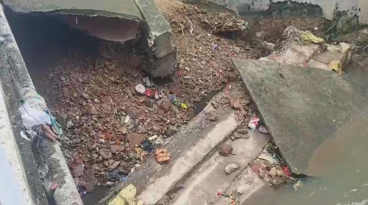 সরকারি প্রকল্পের নতুন সেতুর একাংশ বসে গেল!