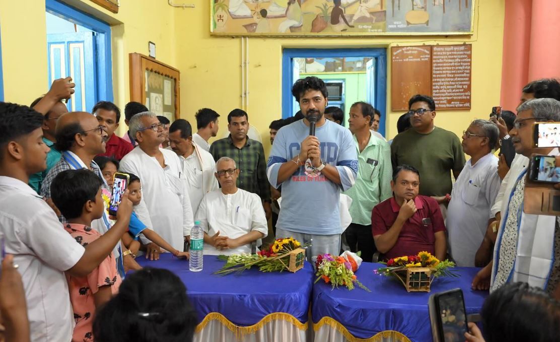 সোমবার দাসপুরে বিভিন্ন কর্মসূচি সেরে প্রশাসনিক বৈঠক করেন ঘাটালের সাংসদ দেব!