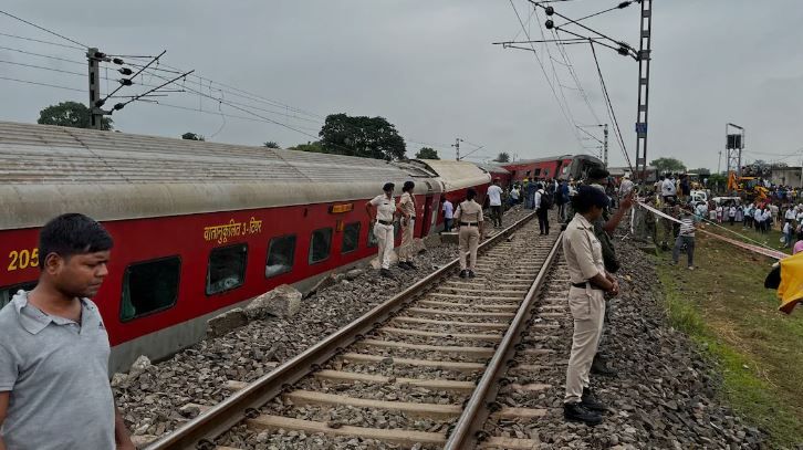 লাইনচ্যুত ১২৮১০ হাওড়া থেকে মুম্বইগামী এক্সপ্রেস!