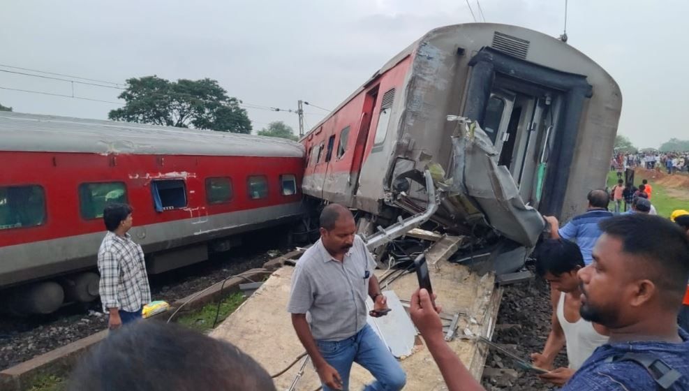 ঝাড়খণ্ডের ট্রেন দুর্ঘটনায় জন্য কিছু এক্সপ্রেস বাতিল ও কিছু ট্রেনের পথবদল!