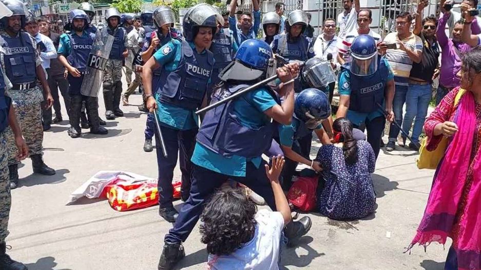 বাংলাদেশে আন্দোলনরতদের কর্মসূচিতে এবার শামিল হওয়া শিক্ষক ও আইনজীবীদের ওপর হামলা, বিশ্বজুড়ে নিন্দার ঝড় অব্যাহত!