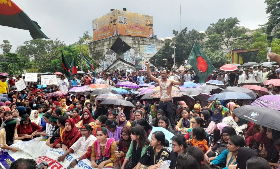 'পাকিস্তানি কায়দায় বৈষম্য কেন?' স্লোগানে উত্তাল ঢাকার শাহবাগ!
