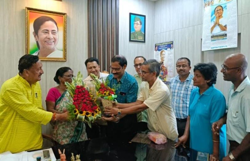 মেদিনীপুর কলেজ স্কোয়ার হকারদের মেন রোড থেকে সরিয়ে পুনর্বাসন,করার জন্য মেদিনীপুর কলেজ থেকে সম্বর্ধনা পৌরসভাকে