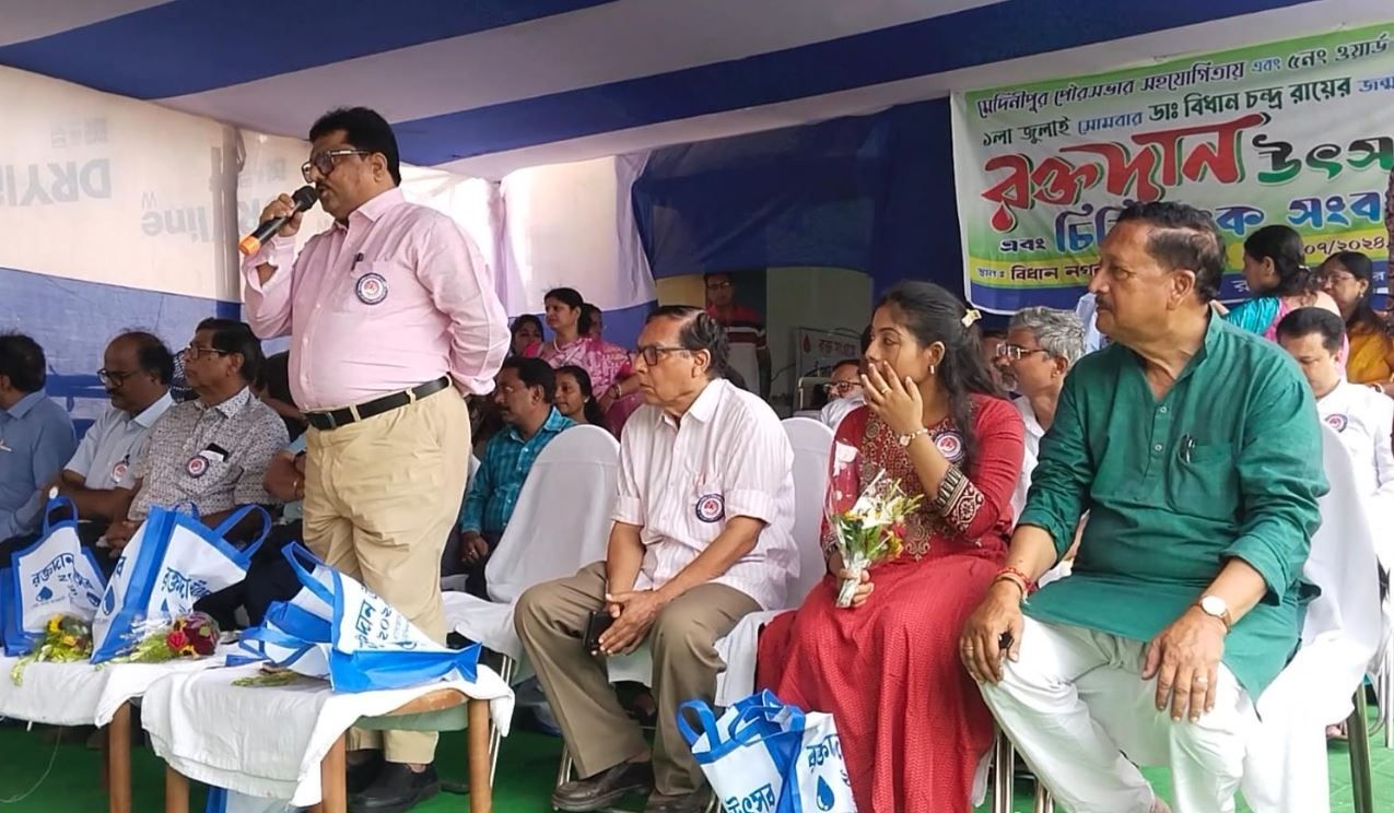 ডক্টরস ডে পালন হলো রক্তদান শিবির ও চিকিৎসকদের সংবর্ধনা দিয়ে!