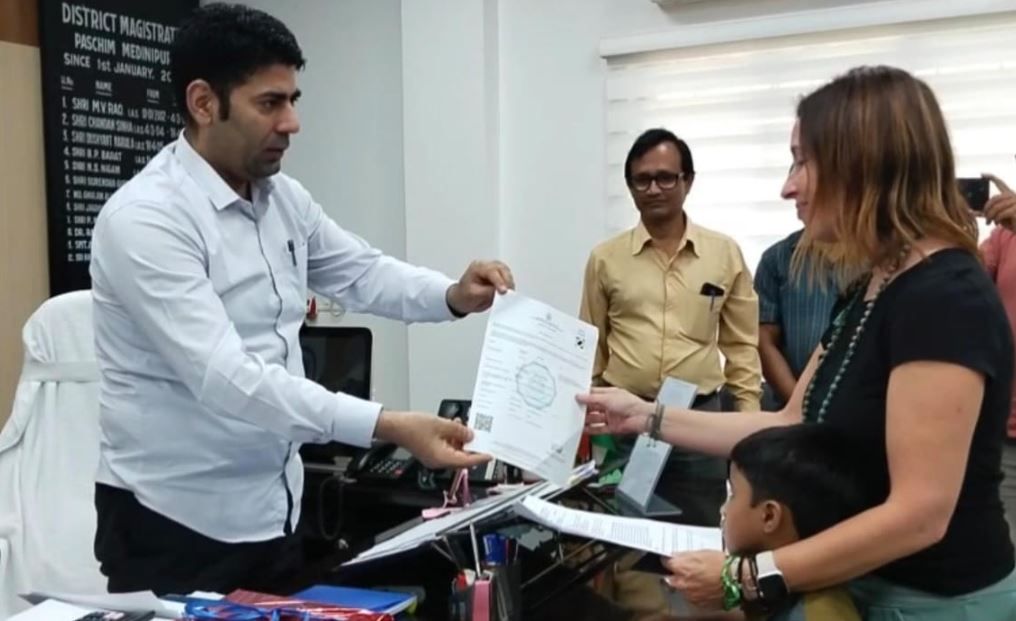 পশ্চিম মেদিনীপুরে অনাথ শিশুকে  দত্তক গ্রহণ করলো স্পেনের বার্সেলোনার এক পরিবার!