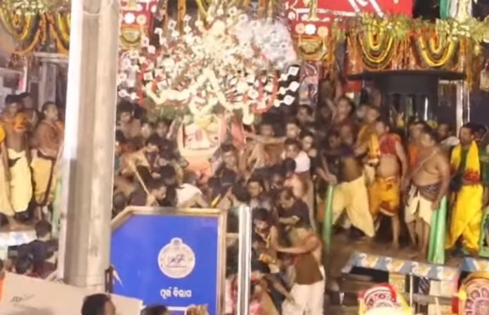 গুন্ডিচা মন্দিরে রথ থেকে নামানোর সময় পড়ে গেল বলরামের মূর্তি!