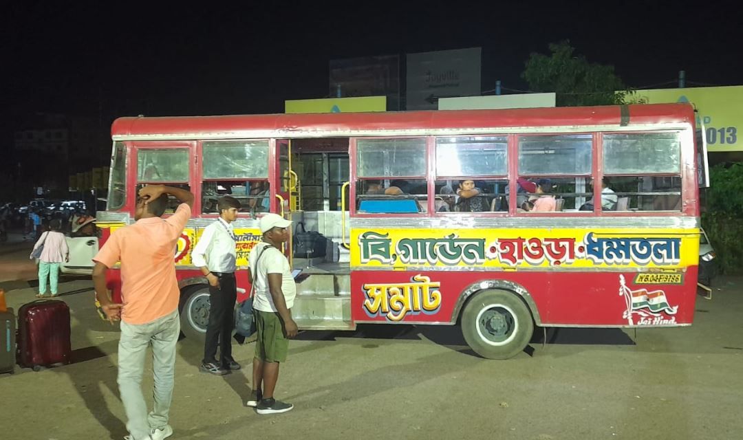 খড়গপুর বিভাগের বাণিজ্যিক অফিস সাঁতরাগাছি স্টেশনে আটকা পড়া যাত্রীদের জন্য বিনামূল্যে শাটল বাস পরিষেবার আয়োজন করেছে!