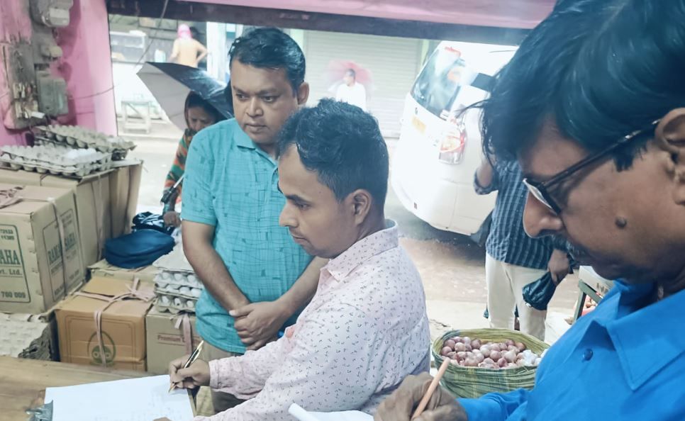 সব্জির মূল্য বৃদ্ধির বিরুদ্ধে অভিযানে ঘাটাল মহকুমা প্রশাসন!