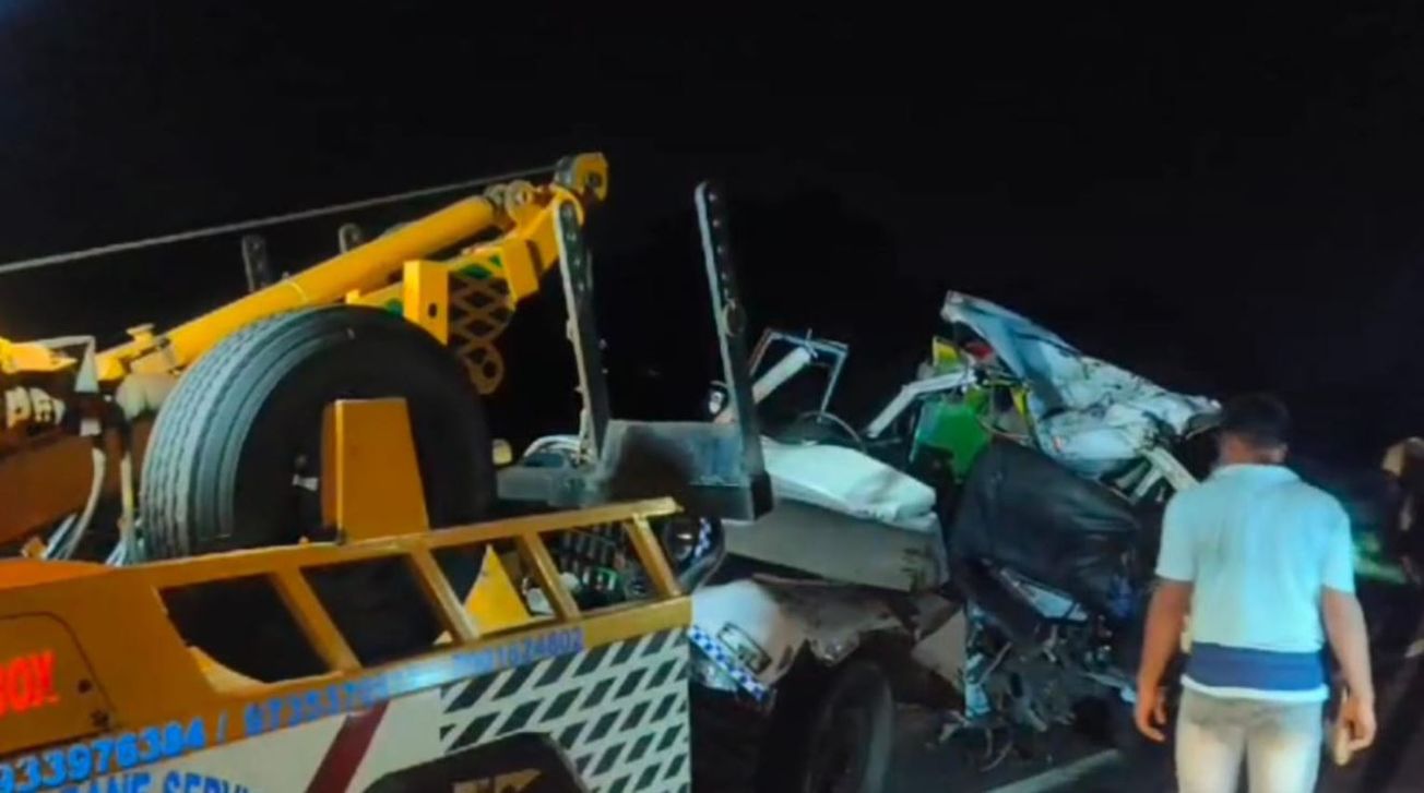 পশ্চিম মেদিনীপুরের কেশপুর এলাকাতে অ্যাম্বুল্যান্সের সঙ্গে সিমেন্ট ভর্তি লরির ধাক্কা, মৃত ৬, আহত ২ জন!