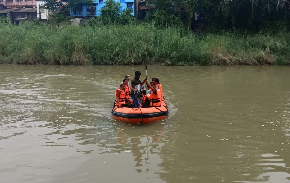 ঘাটালে বন্যা আগেই স্পিডবোর্ড নামিয়ে মহড়া শুরু করেছে প্রশাসন!