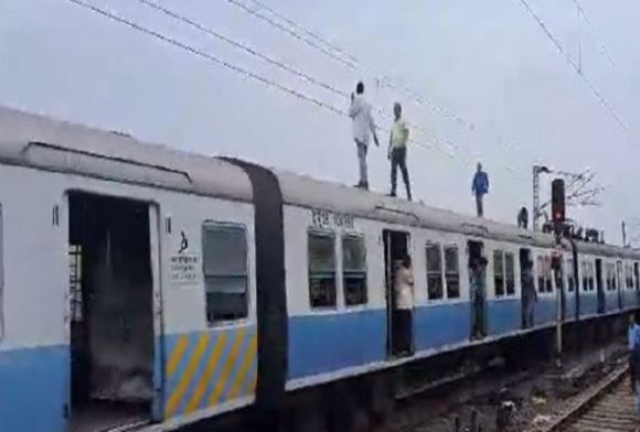 আমতা-হাওড়া লোকালের ওভারহেড তার ছিঁড়ে বিপত্তি!