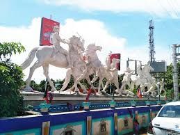 মেদিনীপুর পৌরসভার চোখে ধুলো দিয়ে, বিজ্ঞাপনে ঢেকেছে শহর-বাদ যায়নি বীর বিপ্লবীদের মূর্তিও!