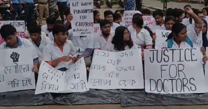আরজি কর কান্ডের প্রতিবাদ করার জেরে এক ধাক্কায় ৪৩ জন ডক্টরকে ট্রান্সফার করেছে পশ্চিমবঙ্গ স্বাস্থ্য দপ্তর!