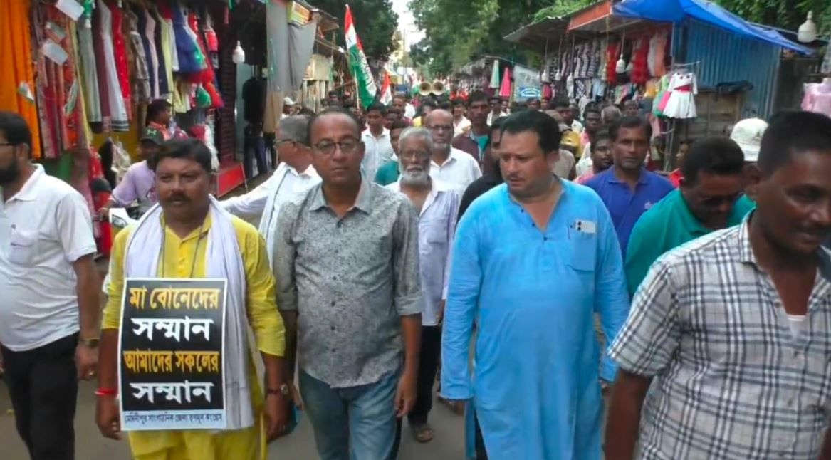 শনিবার পশ্চিম মেদিনীপুর ও ঝাড়গ্রাম জেলায় অনেক জায়গায় মিছিল করে আরজি কর কাণ্ডে দোষীর ফাঁসির দাবি জানিয়েছেন তৃণমূল কর্মীরা!