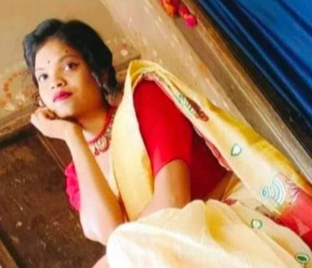 এক আদিবাসী তরুণীকে গলা কেটে খুন করার অভিযোগ উঠেছে পূর্ব বর্ধমানের নান্দুরে!