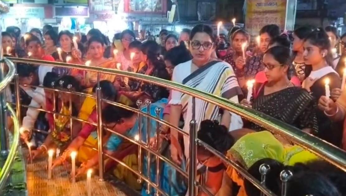 মেদিনীপুরের সাংসদ অভিনেত্রী জুন মালিয়া নেতৃত্বে আরজি করে ধর্ষণ ও খুনের ঘটনায় মেদিনীপুর শহরের প্রতিবাদ মিছিল!