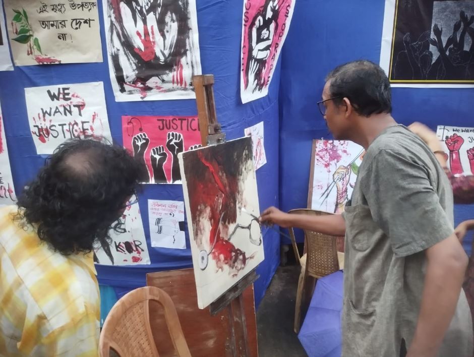 আর জি করের নারকীয় ঘটনার প্রতিবাদে রং এবং তুলি নিয়ে পথে নামল মেছেদা বাস স্ট্যান্ড সন্নিহিত শহীদ ক্ষুদিরাম মূর্তির পাদদেশে!