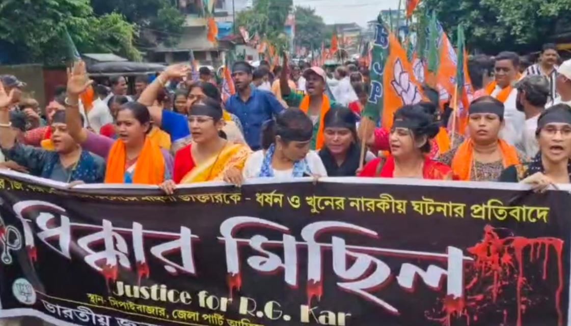 পশ্চিম মেদিনীপুরের মাধ্যমিক জেলা বিদ্যালয় পরিদর্শক জেলার বিদ্যালয়গুলির প্রধান শিক্ষক-প্রধান শিক্ষিকাদের উদ্দেশ্যে  নির্দেশিকা নিয়ে মন্তব্য করলেন বিজেপি নেতা দিলীপ ঘোষ!