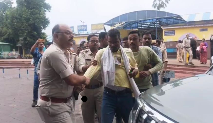 মঙ্গলবারের নবান্ন অভিযান নিয়ে পুলিশ আটক করলে বিজেপি নেতাকে!