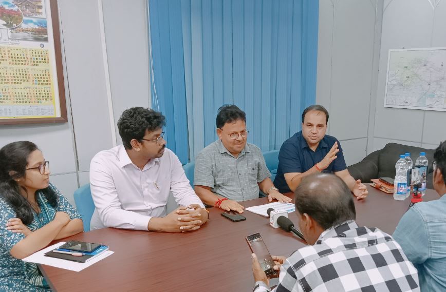 ন্যূনতম পেনশন স্কিম নিয়ে সংবাদ সম্মেলন করলেন খড়্গপুর ডিভিশনাল রেলওয়ে ম্যানেজার!