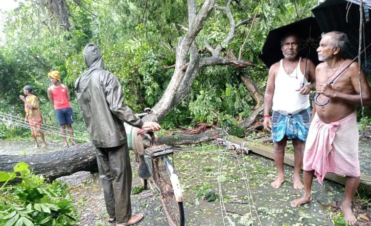 ভয়াবহ দুর্ঘটনা,অল্পের জন্য প্রানে বাঁচলেন তিন জন মহিলা সহ পাঁচজন গ্রামবাসী!