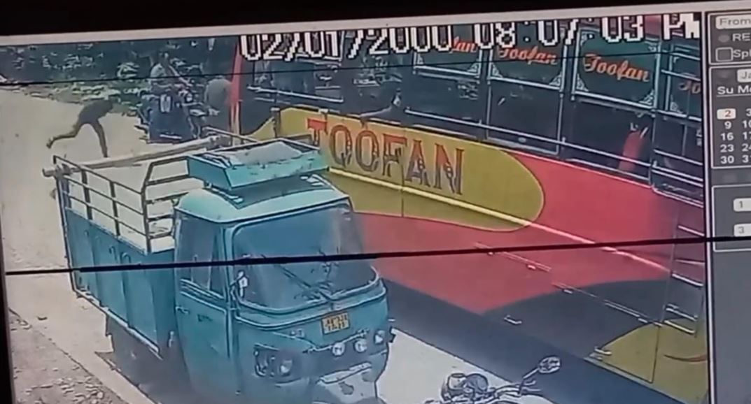 মেদিনীপুর শহর লাগোয়া গোলাপীচকে যাত্রীবাহী বাস ভাংচুরের অভিযোগ!