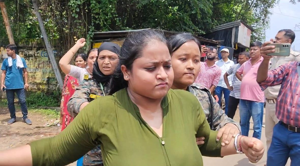 ১২ ঘণ্টার বাংলা বনধ ডাকল বিজেপি,মহিলা কর্মীকে আটক করে পুলিশ!