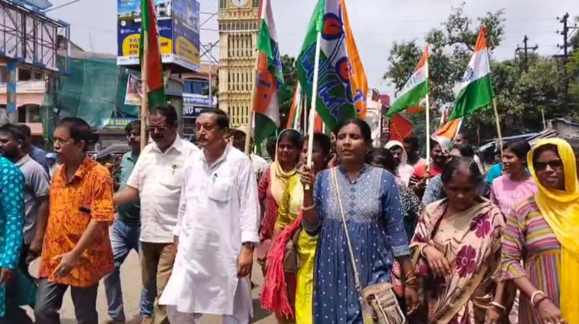 শাসক দল  দিন বনধের বিরুদ্ধে 
 প্রতিবাদ মিছিল করেছে তৃণমূল  সমর্থকরা!