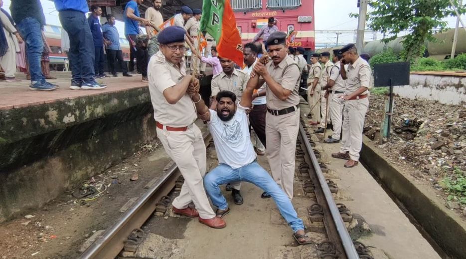 বাংলা বনধে বিঘ্নিত রেল পরিষেবা,এমন ছবি দেখাগেলো খড়্গপুর স্টেশনে!