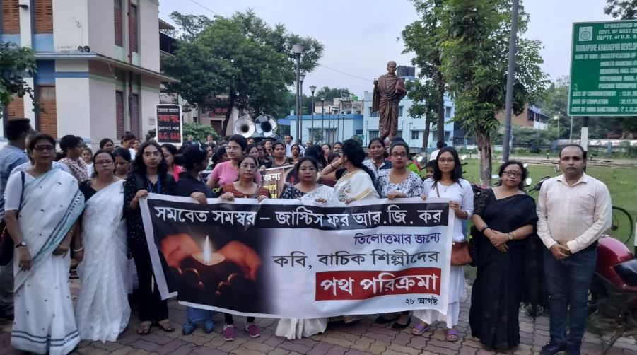আর জি করের ঘটনায় ন্যায় বিচার চেয়ে মেদিনীপুরে কবি ও বাচিক শিল্পীদের মহামিছিল!