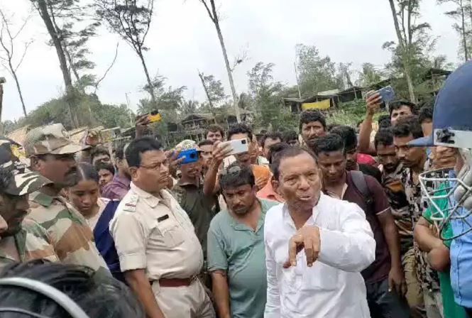 অখিল গিরির বিরুদ্ধে মুখ্যমন্ত্রী  কাছে লিখিত অভিযোগ জানাতে চলেছেন বনমন্ত্রী বীরবাহা হাঁসদা!