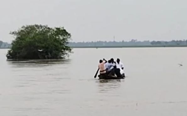 পূর্ব বর্ধমানের কাটোয়া ১ নম্বর ব্লকের শ্রীরামপুর গ্রাম  পুরোপুরি জলমগ্ন!