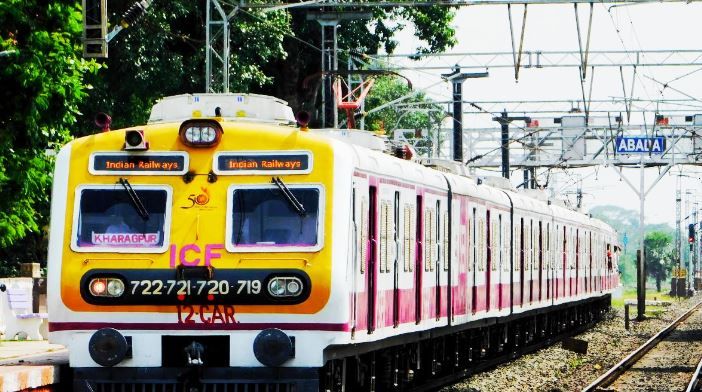 অস্বাভাবিক দেরীতে চলছে লোকাল ট্রেন, রেল রোকো সহ বৃহত্তর আন্দোলনের পথে রেলযাত্রীরা!