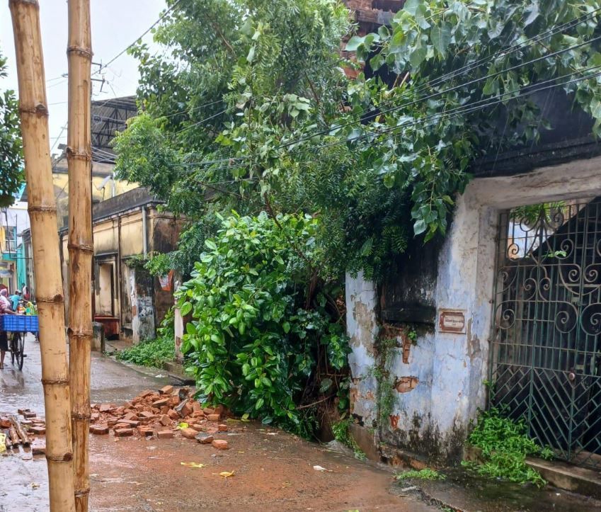 মেদিনীপুর শহরের ১৫০ বছরের  পুরানো বাড়ি ভেঙে পড়ল!