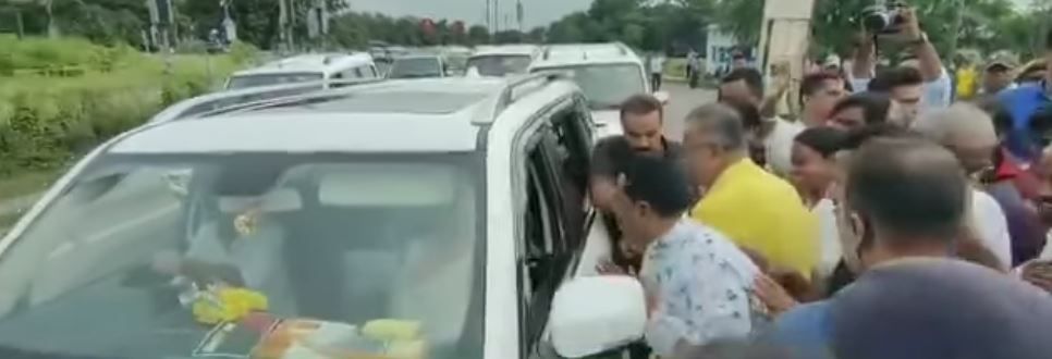 ঝাড়গ্রামে মুখ্যমন্ত্রী বিশ্ব আদিবাসী দিবস অনুষ্ঠান শেষ করেই কলকাতা ফেরার সময়  খড়্গপুর চৌরঙ্গিতে কনভয় থামিয়ে কথা বললেন!