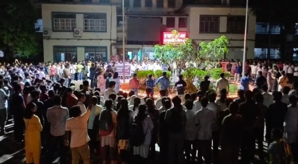 জুনিয়র ডাক্তাররা মহিলা ডাক্তারের রহস্যজনক মৃত্যুর সম্মানে এক মিনিট নীরবতা পালন করেন!