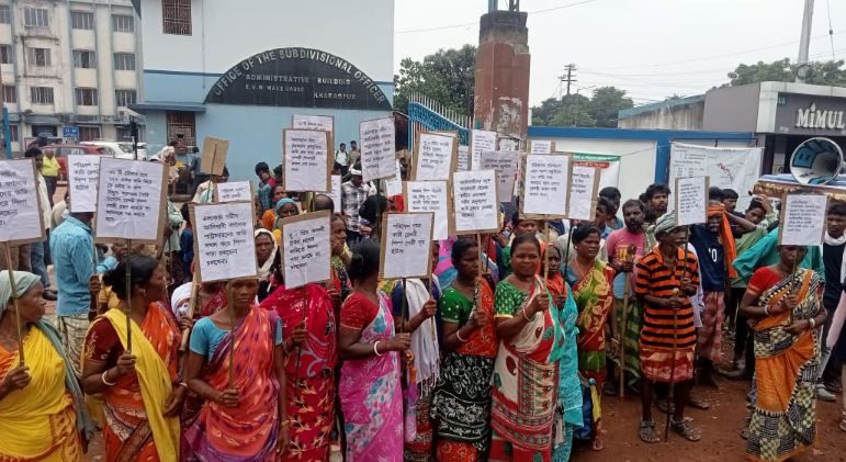 খড়গপুরে আদিবাসীদের জমি দখল নিয়ে অভিযোগ,রেশমী গ্ৰুপ!