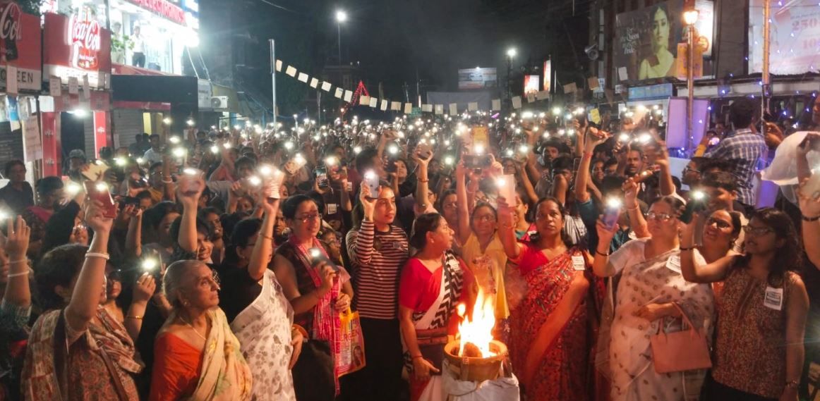 প্রতিবাদী আওয়াজ -আরজি করে ধর্ষণ ও খুনের ঘটনায় মেদিনীপুর শহরের প্রতিবাদ মিছিল!