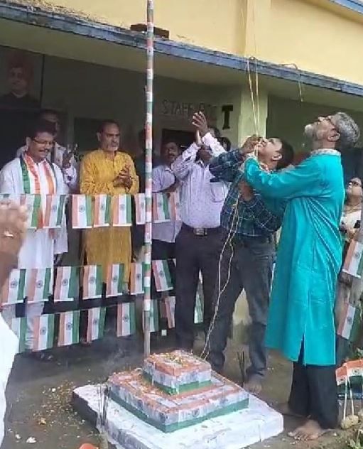 স্বাধীনতা দিবস উদযাপন দেউলা বাপুজি শিক্ষাসদন (উঃ মাঃ) বিদ্যালয়ে!