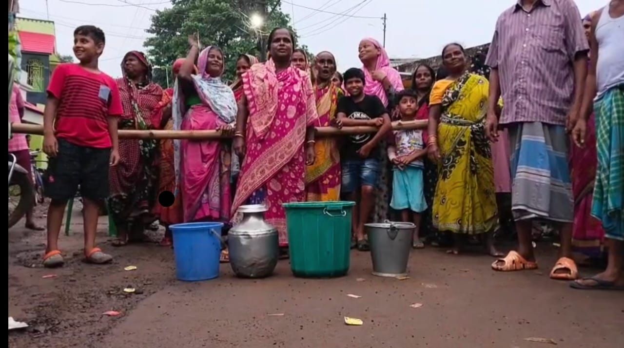 পানীয় জলের  দাবিতে পথ অবরোধ ১৪ নম্বর ওয়ার্ডের তালপুকুর এলাকাবাসীর, ঘটনাস্থলে পৌঁছায় মেদিনীপুর পৌরসভার পুরপ্রধান সৌমেন খান!